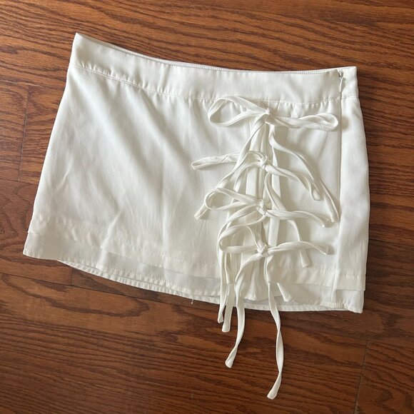White Rayon Bow Tie Front Mini Skirt Skort Size XS Built in Shorts - Picture 4 of 7